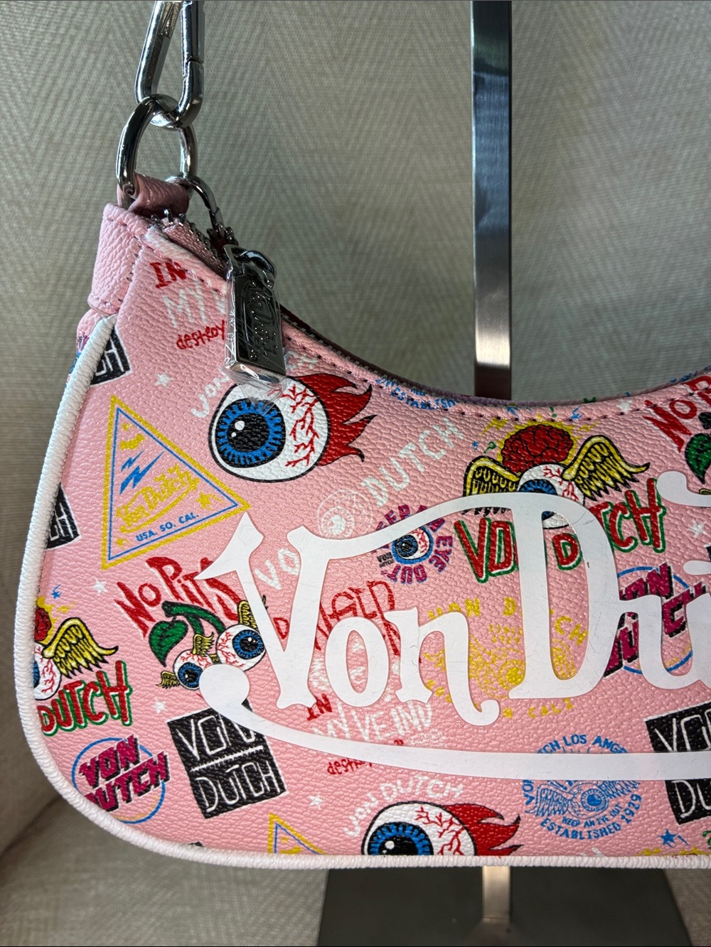 Von Dutch Pink Graphic Logo Shoulder Bag with Chain Detail - Picture 8 of 12